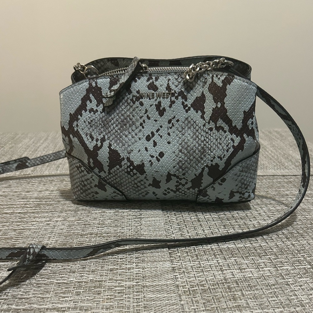 Nine West 🌷Snakeskin Print Crossbody Bag Black Gray Chain Strap
